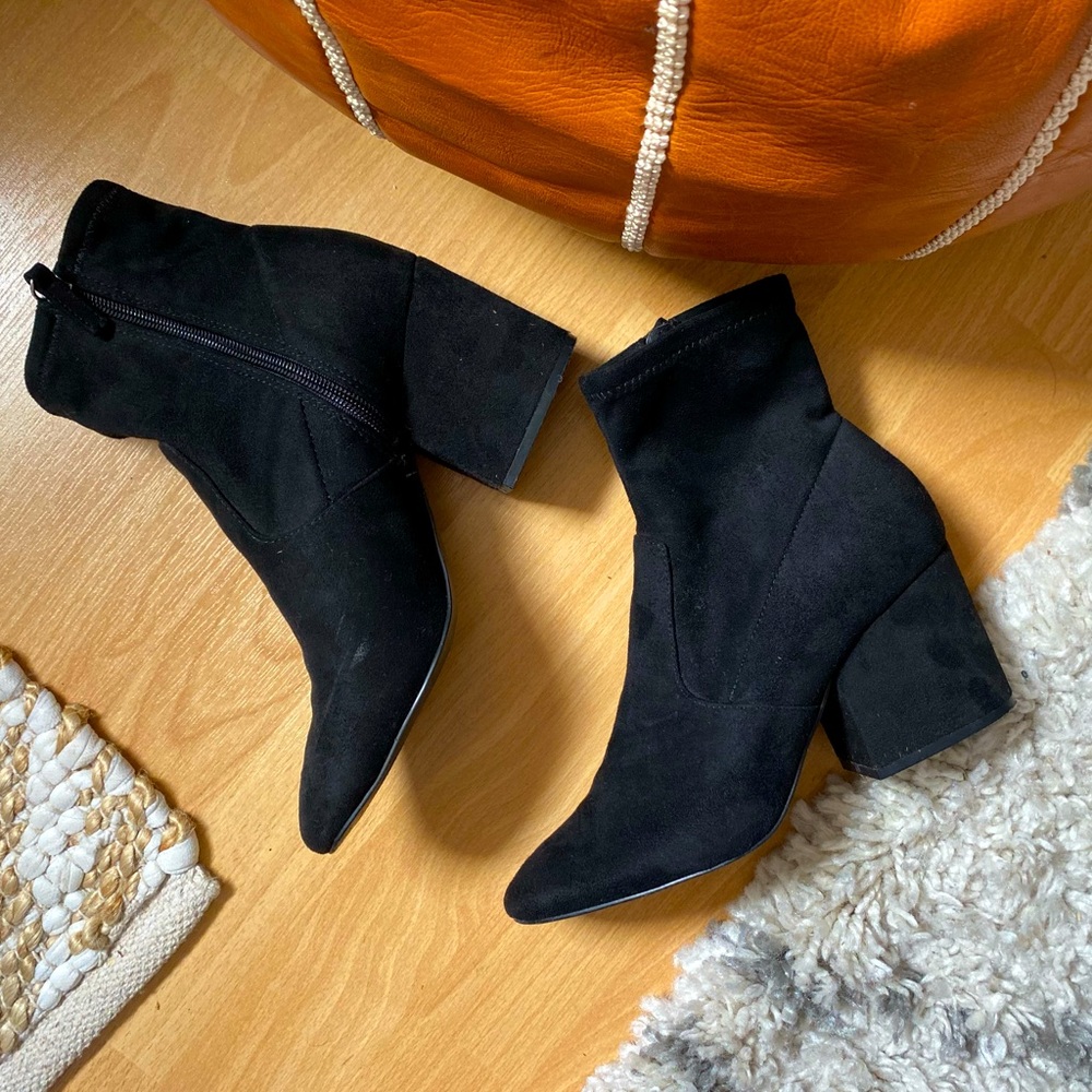 (SOLD) Steve Madden Black Iberia Booties